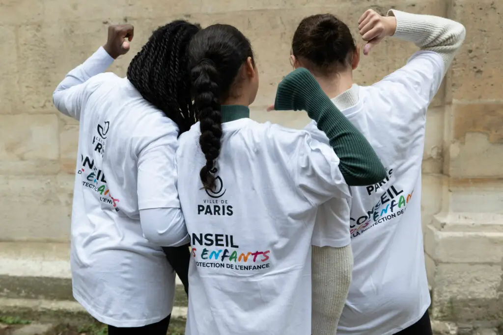Trois jeunes filles de Rosalia au Conseil des enfants de la protection de l’enfance de la Ville de Paris Trois jeunes filles de Rosalia au Conseil des enfants de la protection de l’enfance de la Ville de Paris