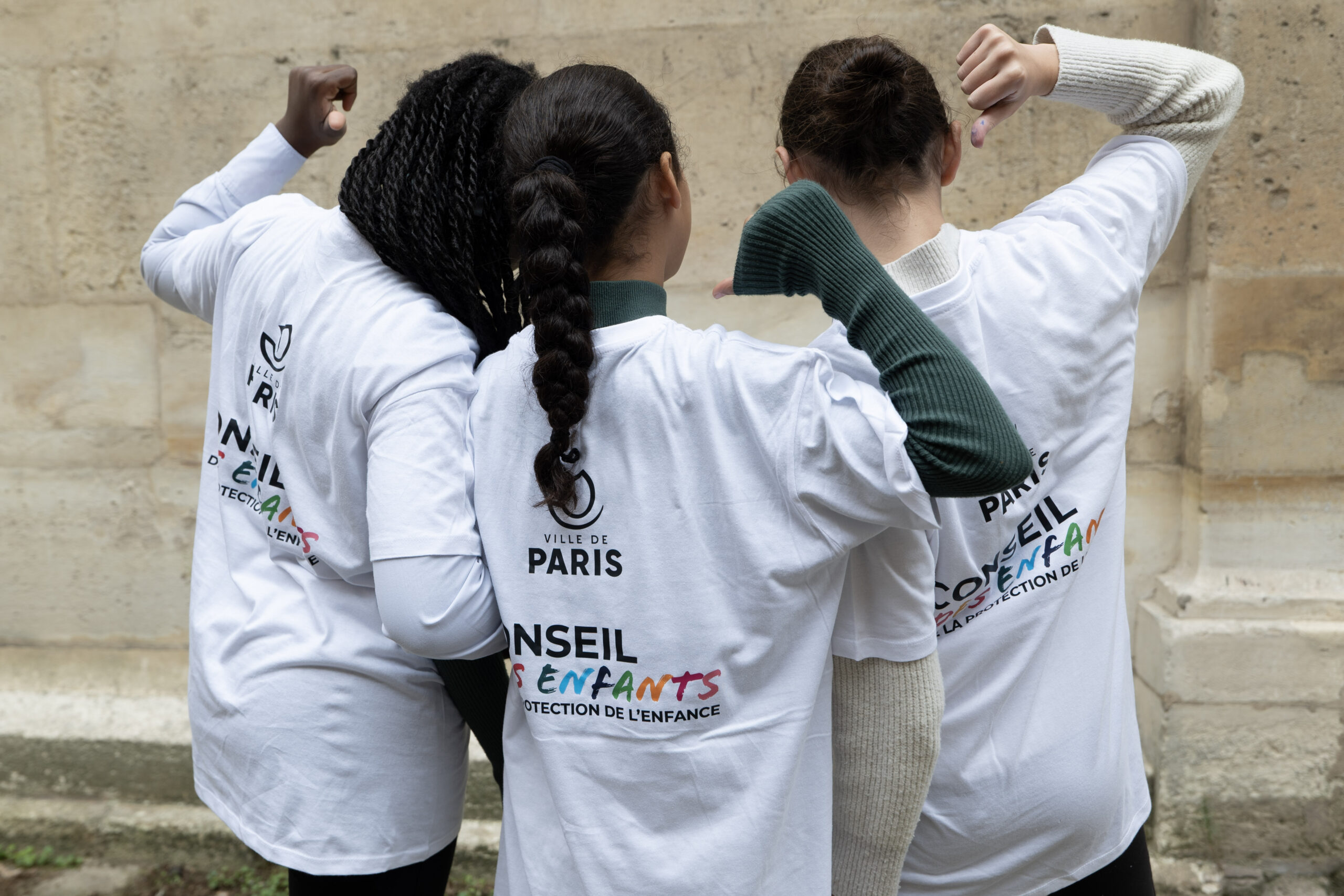 Trois jeunes filles de Rosalia au Conseil des enfants de la protection de l’enfance de la Ville de Paris