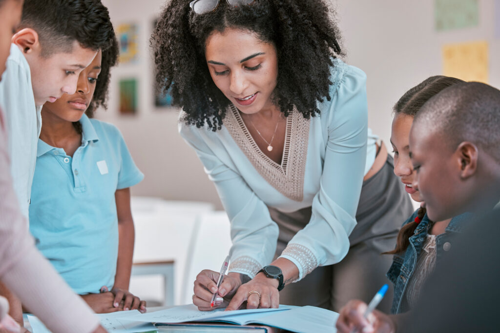 Métiers • african teacher teaching children helping student 2025 04 06 07 57 59 utc Métiers • african teacher teaching children helping student 2025 04 06 07 57 59 utc